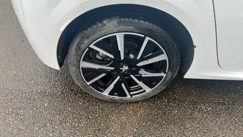 Peugeot 208 1.2 PureTech 100 Allure 5dr EAT8 Petrol Hatchback